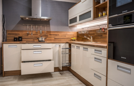 kuchyne-deli-moderni Moderní kuchyně s vestavnými spotřebiči