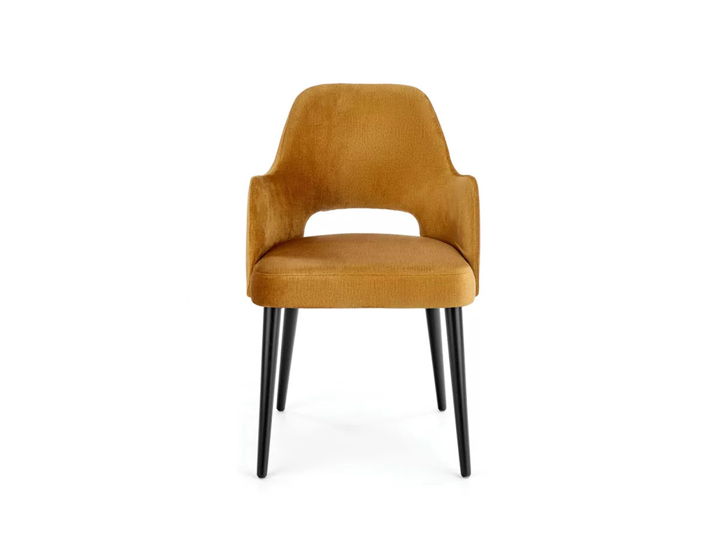 Čelní pohled na stylovou židli MIREK 4 v hořčicové látce, černé nohy a ergonomický tvar pro pohodlné sezení.