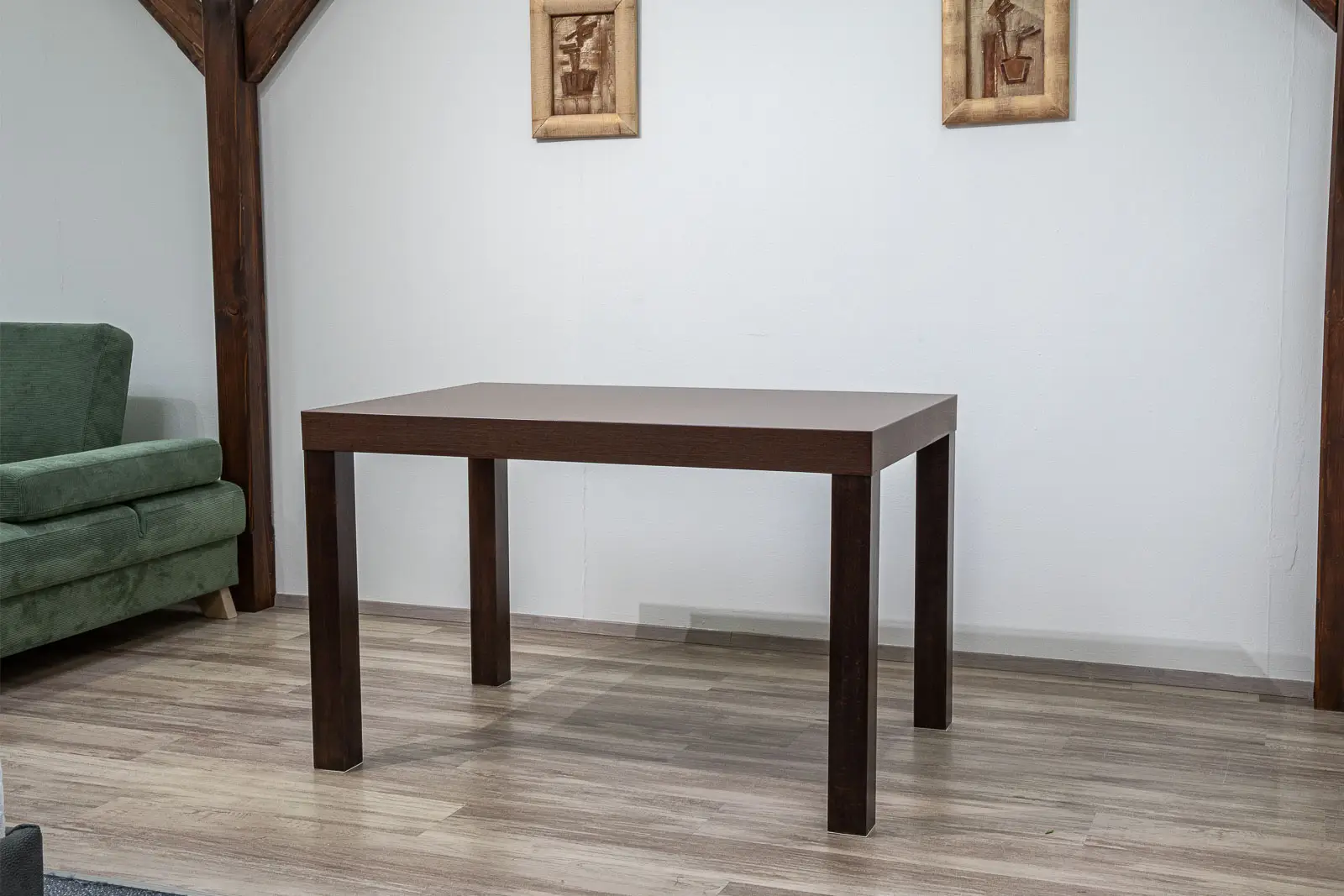 Moderní jídelní stůl Oliver v tmavě hnědém dekoru v interiéru.