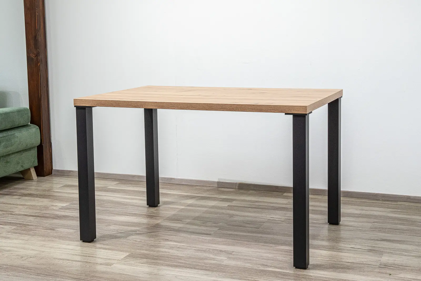 Jídelní stůl Viky s kovovými nohami a dubovou deskou v industriálním stylu.