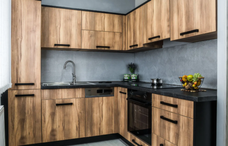 Kuchyně Linea – rohová sestava dub artisan Moderní rohová kuchyně Linea v dekoru dub artisan s černou pracovní deskou a vestavěnými spotřebiči.