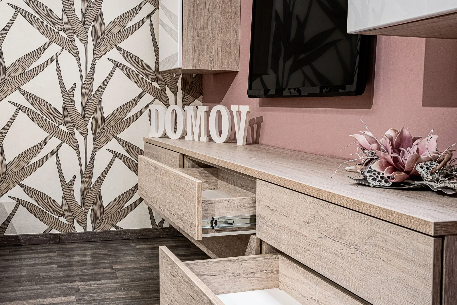Designová obývací sestava Excel 3 v showroomu s květinovým pozadím