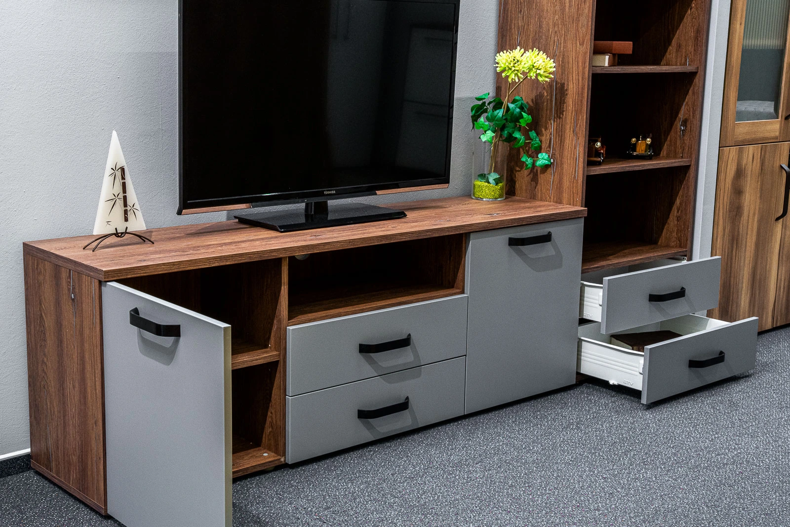 Detail obývací stěny Excel 6 s televizí a skříňkami